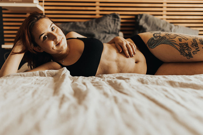 Femme allongée portant une brassière en coton biologique