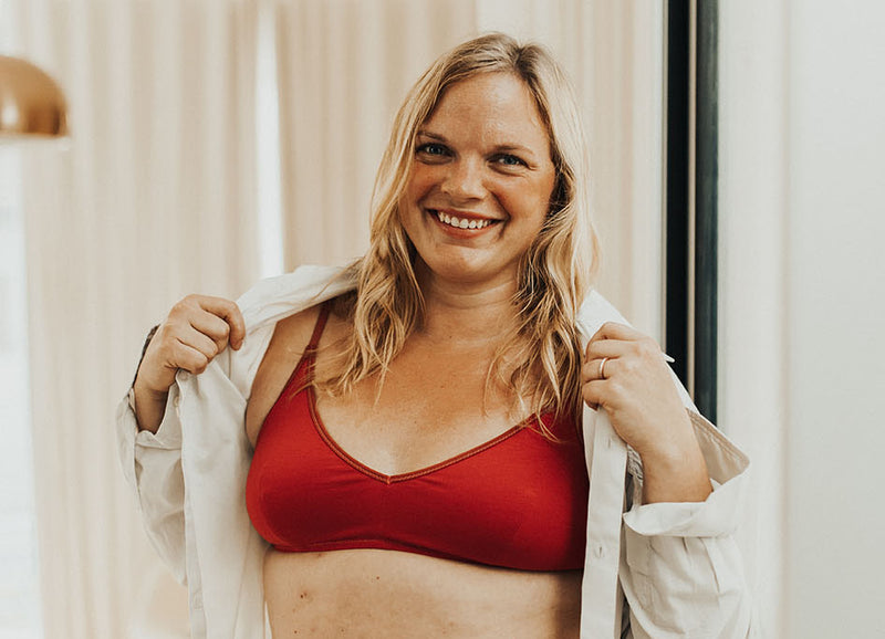 Femme grande taille souriant en tenue de lingerie