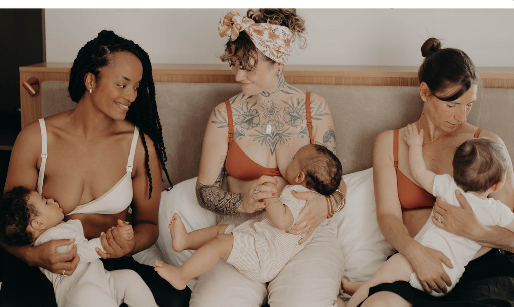 3 mamans en train d'allaiter leur bébé sur un lit portant de une brassière d'allaitement en coton bio, coloris crème ou terracotta