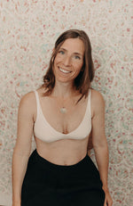 Femme souriant en soutien-gorge sans armature en coton bio crème