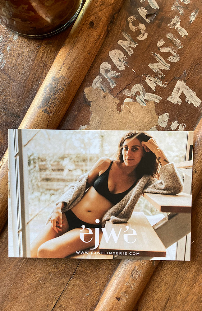 Carte cadeau Ejwé, posée sur une malle en bois