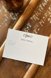 Carte pour bon cadeau Ejwé, posée sur une malle en bois