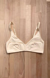 soutien-gorge posé à plat sans rembourrage et sans armature, de couleur crème