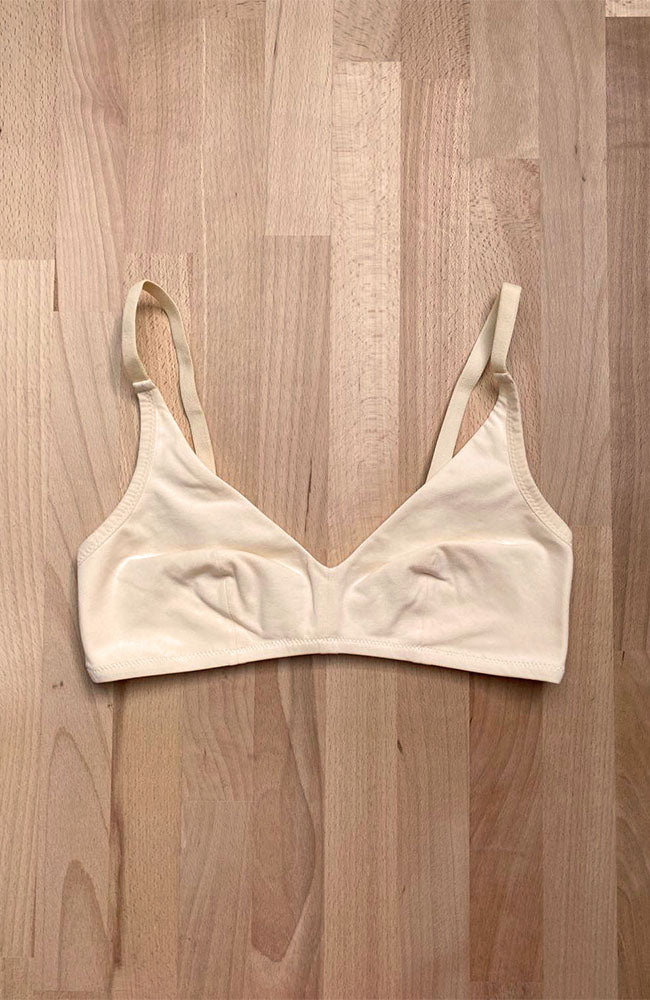 soutien-gorge posé à plat sans rembourrage et sans armature, de couleur crème